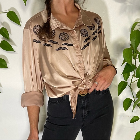 🌹 SOLD 🌹 Marigolds 🌿 printed satin button down shirt - Picture 6 of 8